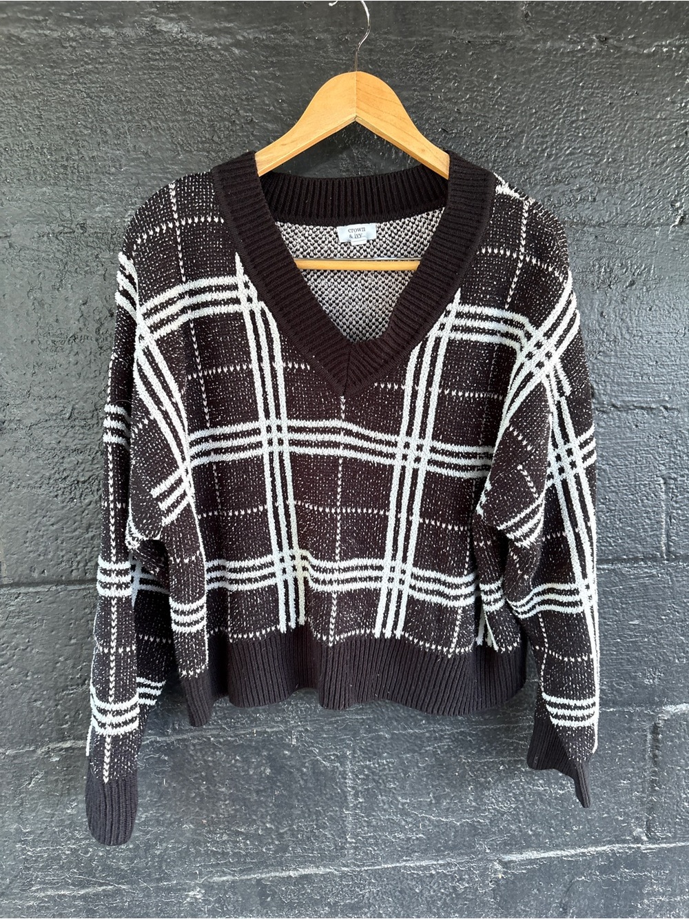 crown & ivy Black and White Plaid V-Neck Sweater w pink Accent